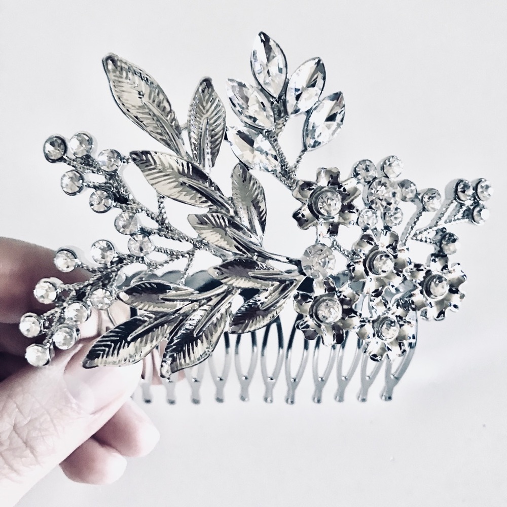 NWOT Silver hair piece. Gorgeous!
